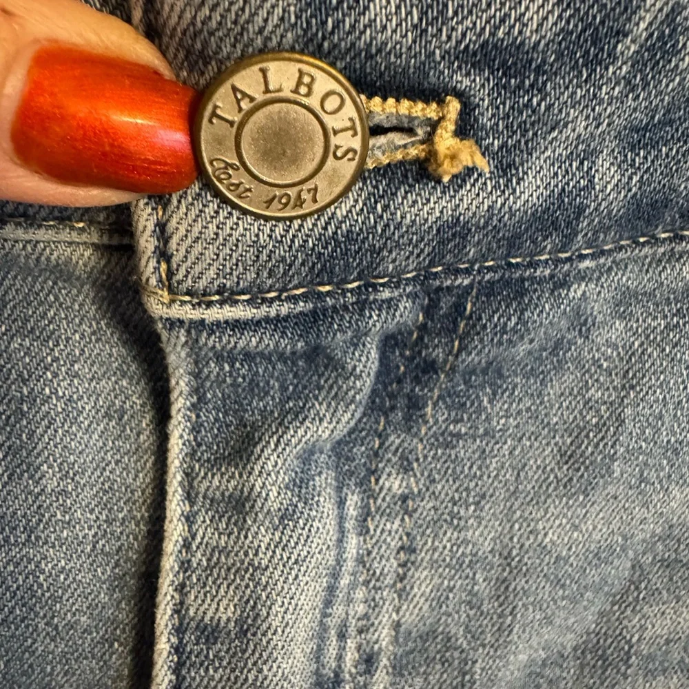 Talbots Women's FLAWLESS   GIRLFRIEND DENIMSHORTS   SIZE: 10     #H - Picture 3 of 7